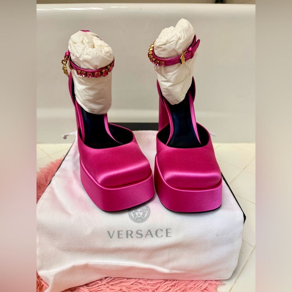 SOLD NWT VERSACE Barbie Medusa Satin D’Orsay Platform Pumps Pink 38/US 7.5 - Picture 3 of 13